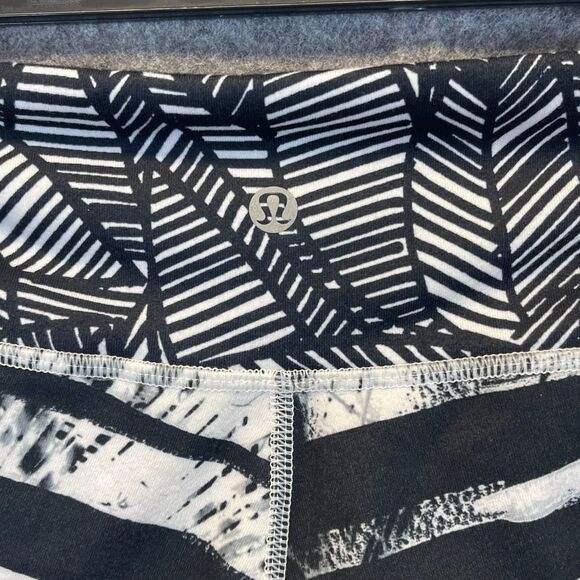 LULULEMON Leggings Size 6 Black White Striped Wunder Under Crop II Shady Palms - Picture 11 of 13